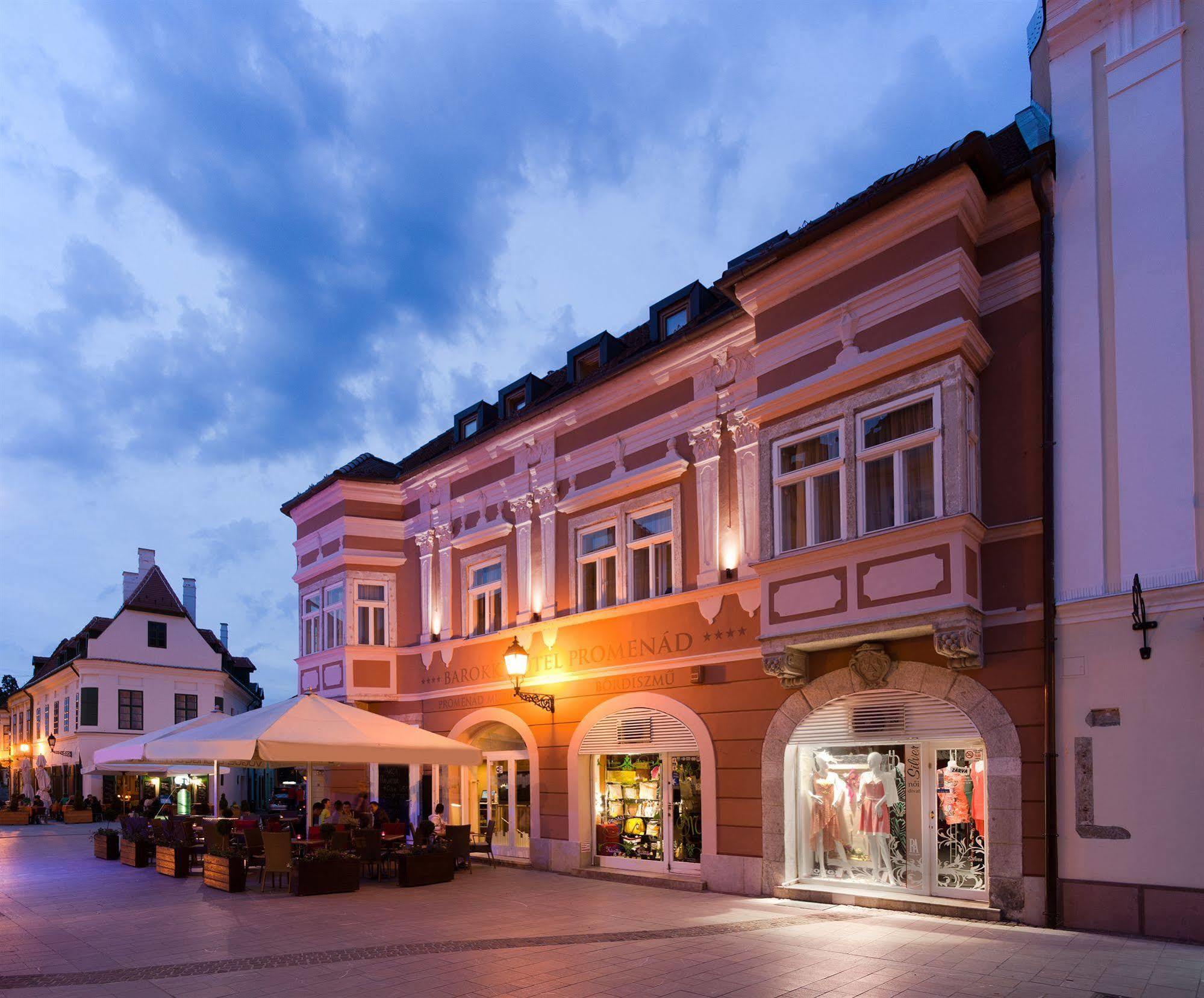 Barokk Hotel Promenad Győr Exteriör bild